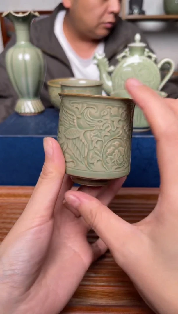 瓷器秘色凤穿牡丹束口杯 微瑕