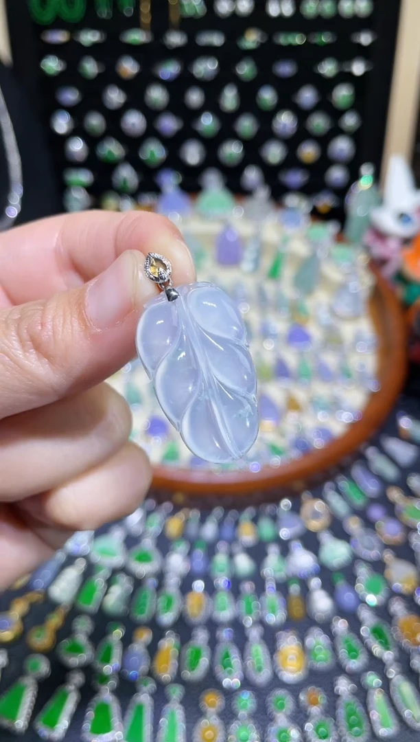 颈饰18K金镶嵌翡翠高冰大叶子吊坠