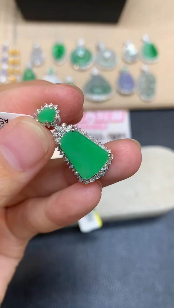 颈饰18K金镶嵌翡翠无事牌【无服务费【48小时鉴赏期】