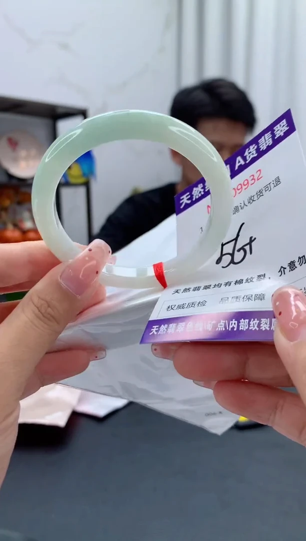 未镶嵌手镯翡翠有纹，完美者勿拍