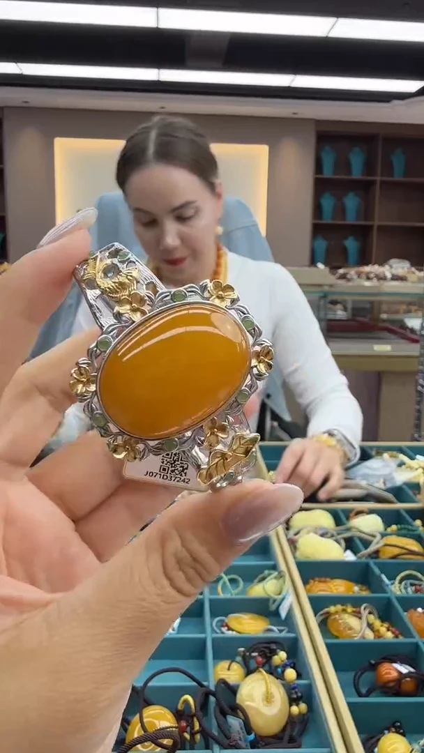 未镶嵌琥珀手镯255秒拍号 假一罚三