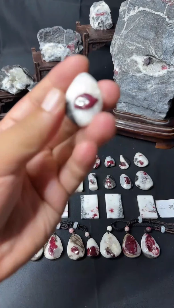 天然辰砂天然朱砂晶体原石随形吊坠