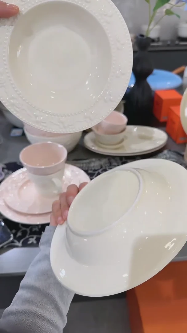 【闪购商品】瓷2个浮雕草莓深盘-奶油白8寸