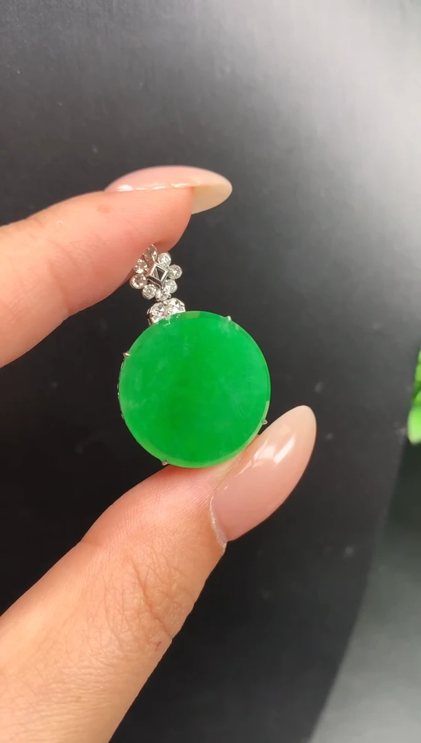 颈饰18K金镶嵌翡翠圆牌