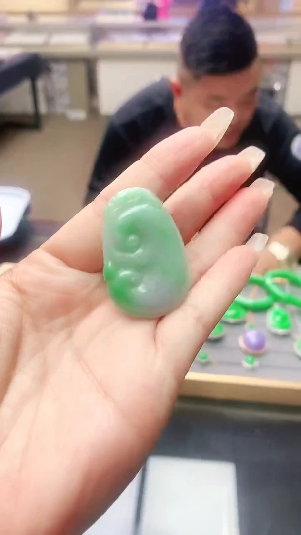颈饰未镶嵌翡翠赠礼盒证书