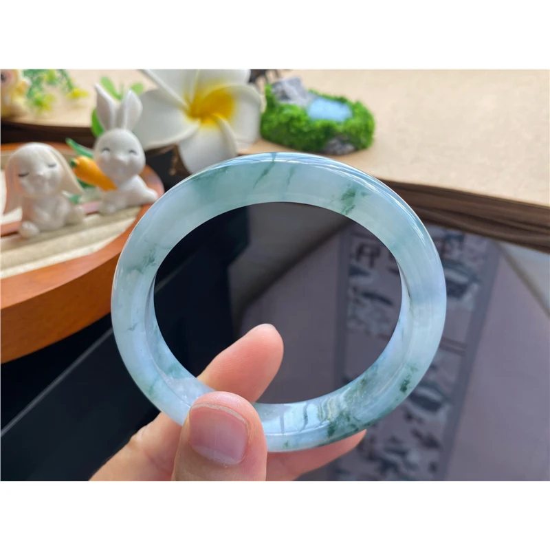 天然翡翠717批5665号56-12.1-8！深邃的飘花呈现出自天然翡翠手镯