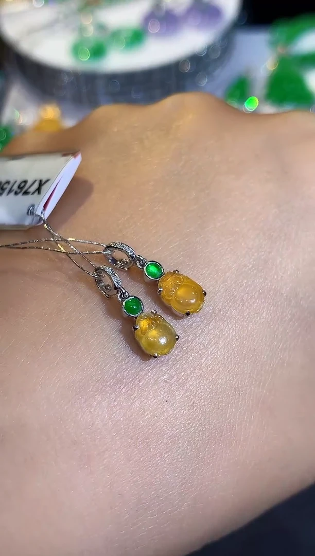 吊坠(不含链)18K金镶嵌翡翠多样性发其一