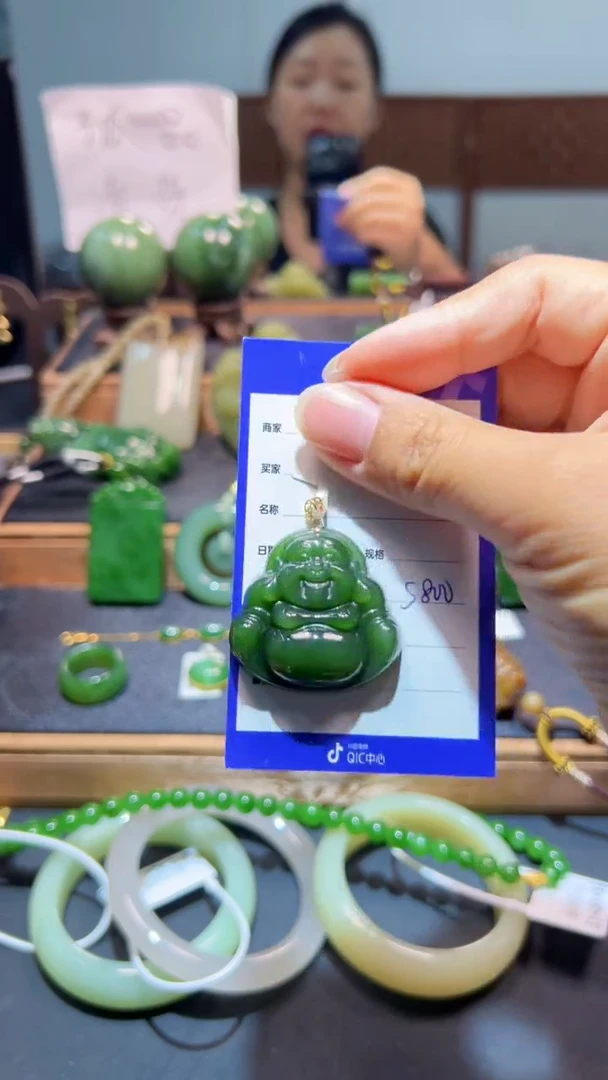 颈饰18K金镶嵌和田玉（碧玉）1