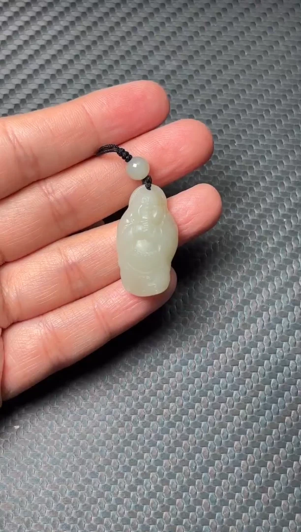 吊坠(赠链)未镶嵌和田玉且末近矿微色差吊坠s