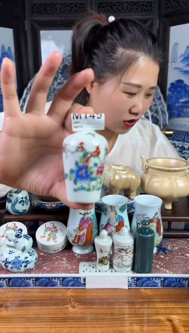 摆件景德镇陶瓷仿古（手工托印鼻烟壶)M149