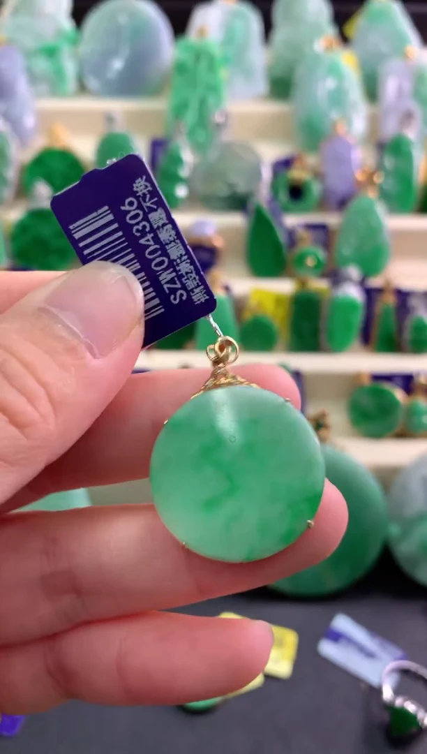 颈饰18K金镶嵌翡翠挂件