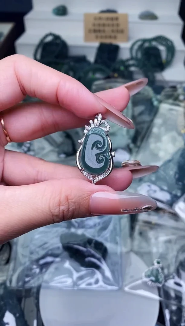 颈饰未镶嵌翡翠