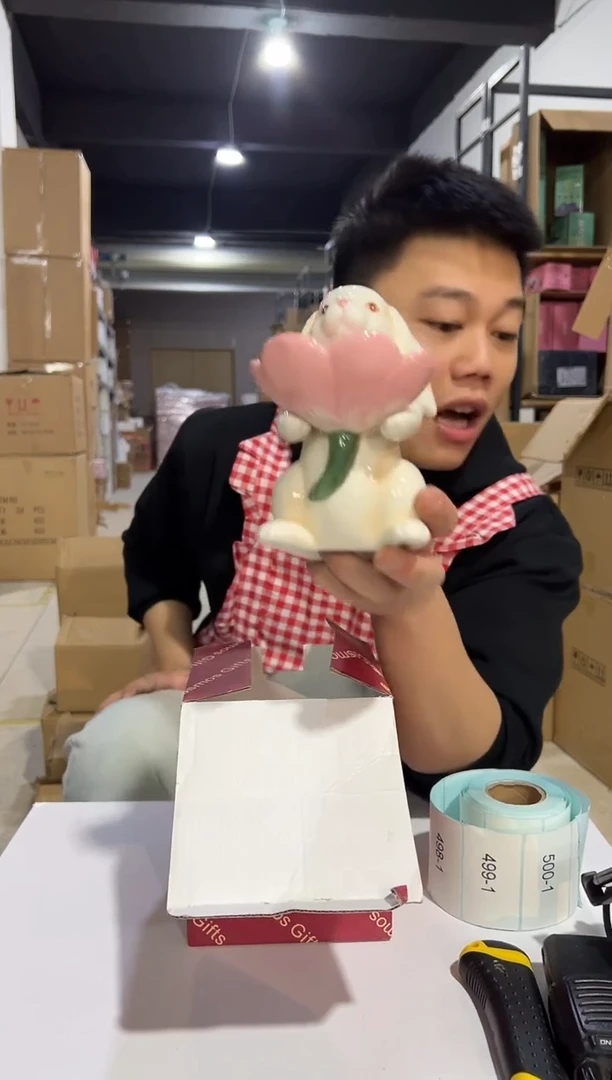 【闪购商品】杯原盒兔子抱花盆摆件