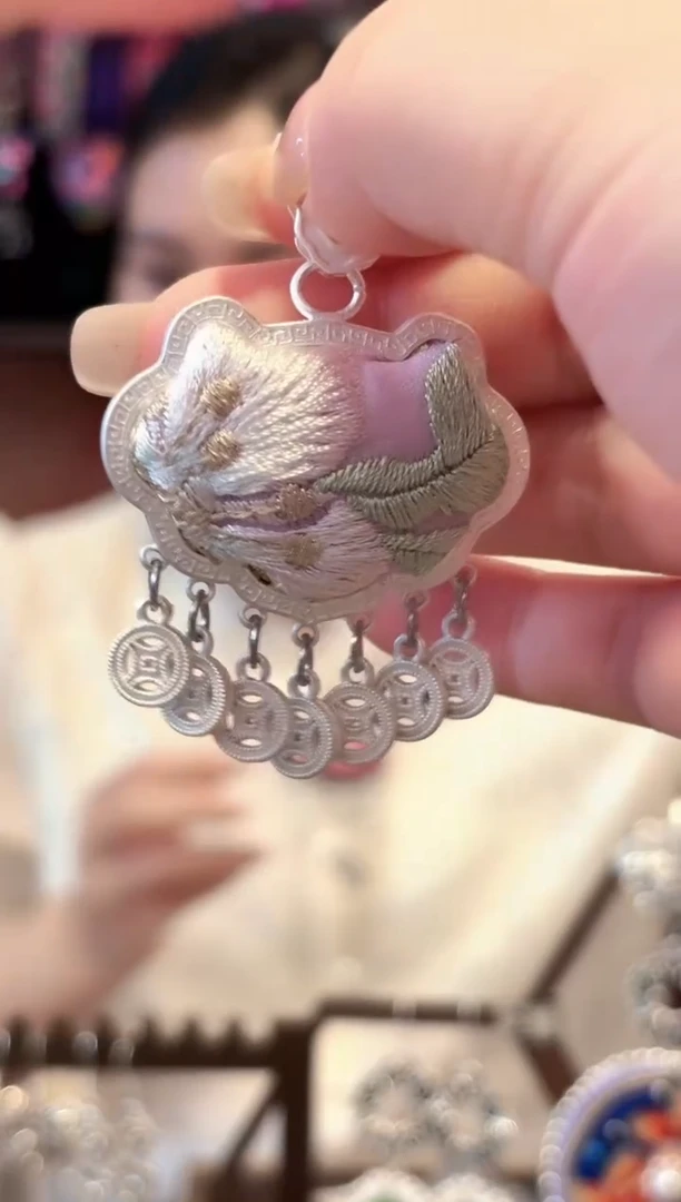 织绣云织谣民族风精美饰品  324