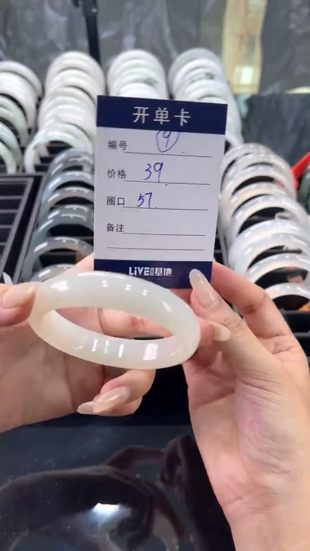 未镶嵌手镯石英质玉手镯