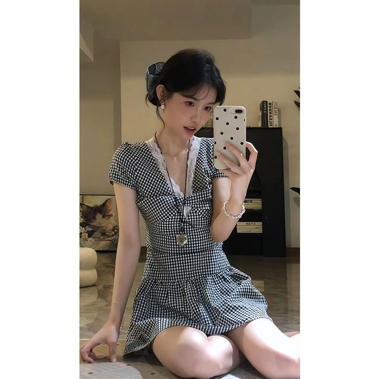 裙子女2025新款高级感复古黑白格子V领短袖收腰显瘦小个子连衣裙