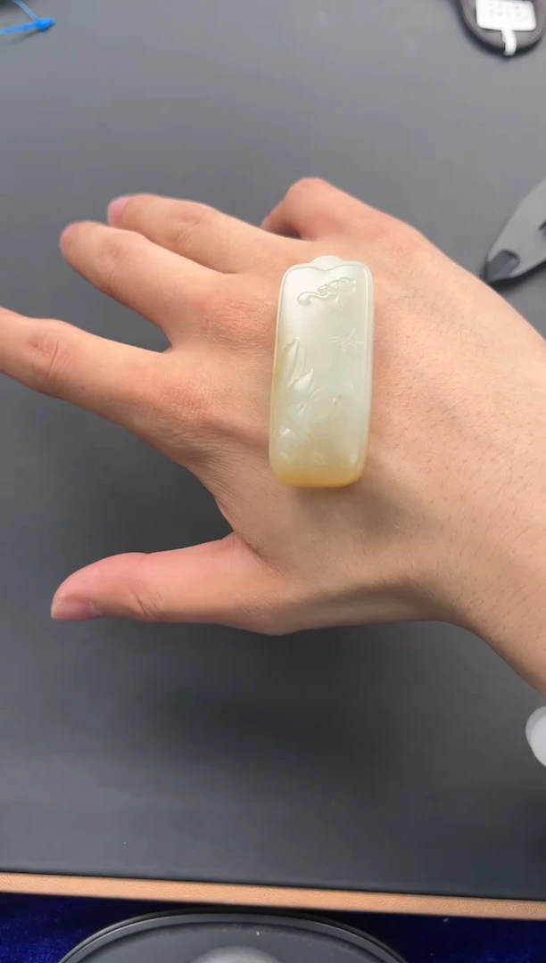 未镶嵌手串和田玉且末金山糖白吊坠微色差