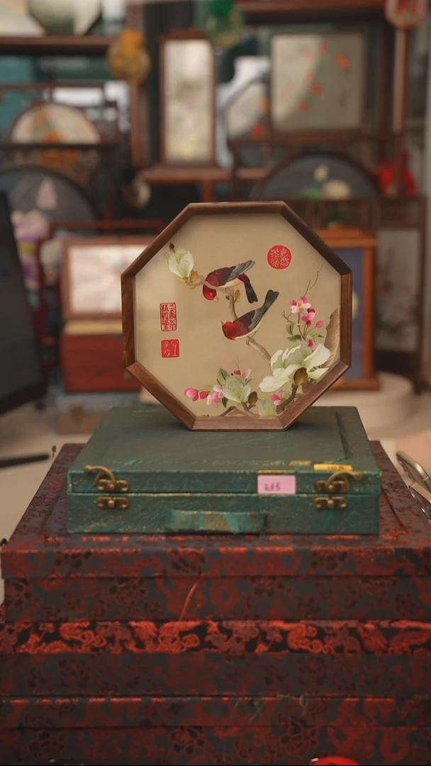 扇子苏绣双面绣八角台屏胡桃木框大号20CM