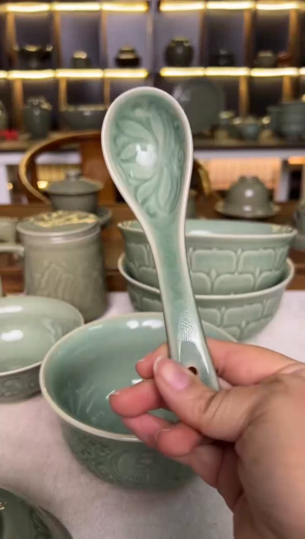 其他耀州窑青釉莲纹瓷勺一只