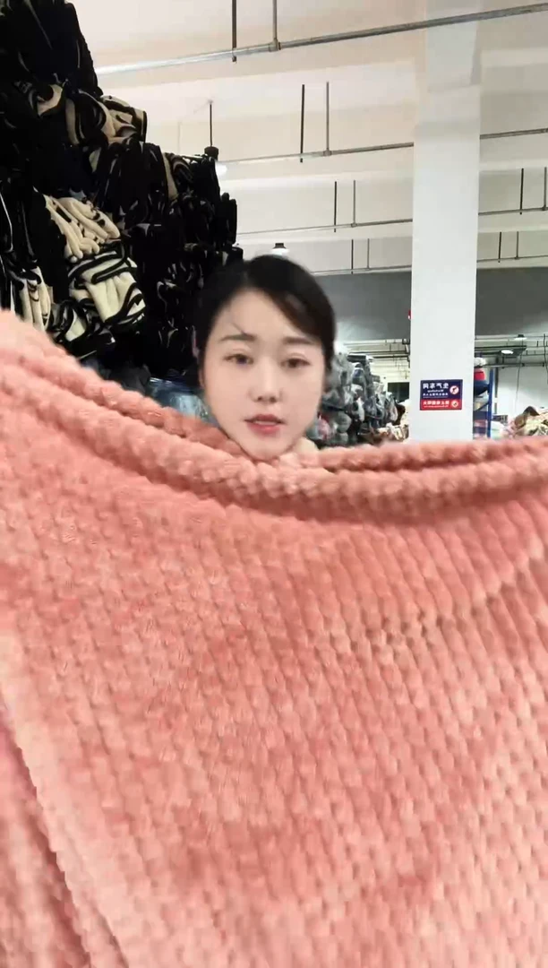 混纺主播手上展示的产品