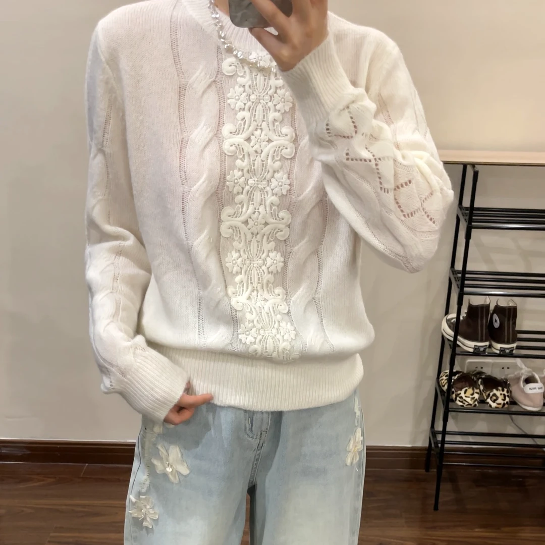 蕾丝边柔软质感显瘦圆领针织毛衣