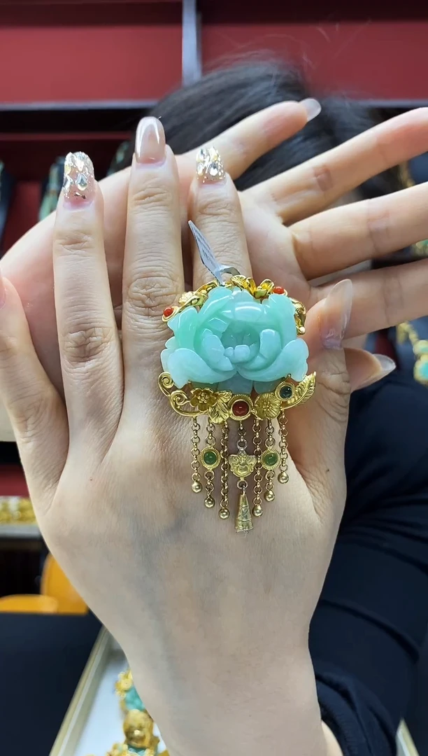 颈饰未镶嵌翡翠戒指