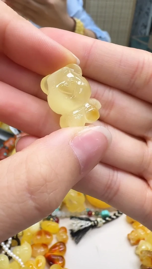 未镶嵌琥珀裸石如图