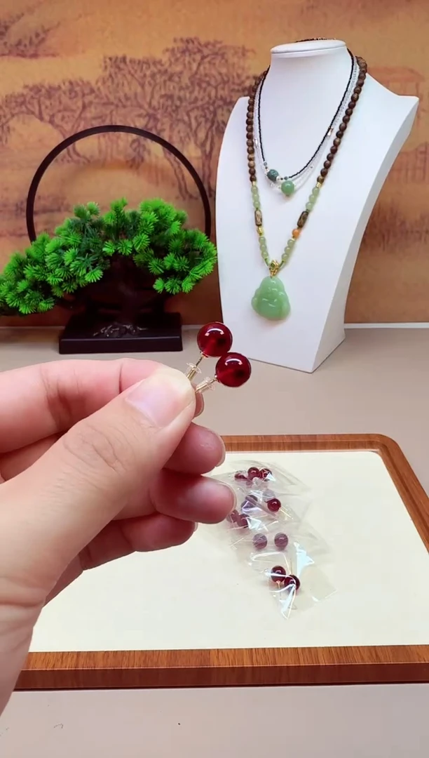 14K金镶嵌血珀耳饰E186