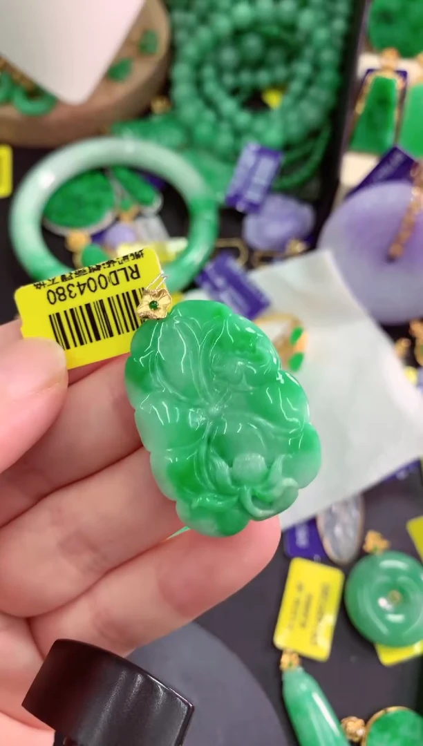 颈饰18K金镶嵌翡翠挂件