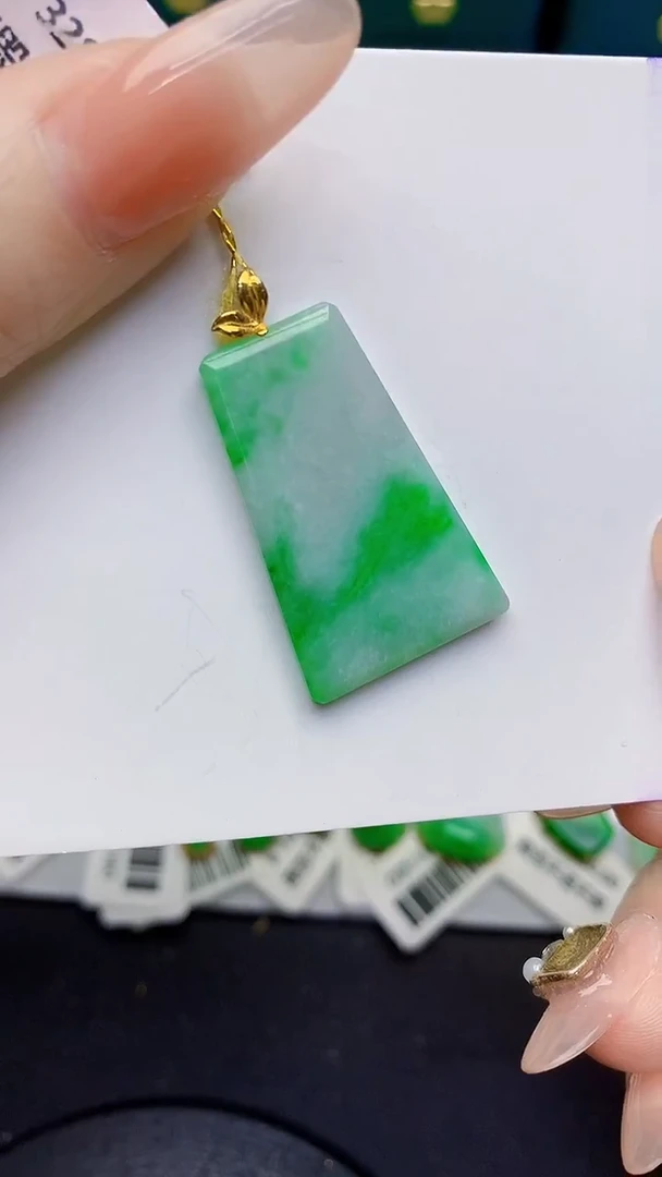 颈饰18K金镶嵌翡翠缅甸天然翡翠A货