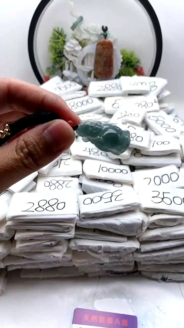 翡翠未镶嵌颈饰小财神