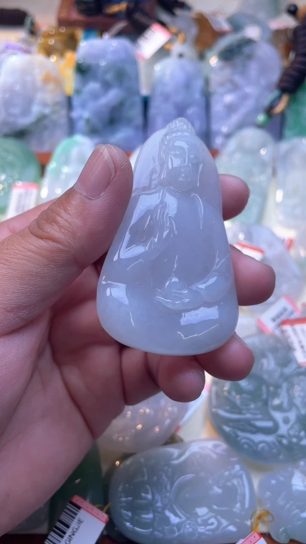 翡翠未镶嵌颈饰观音