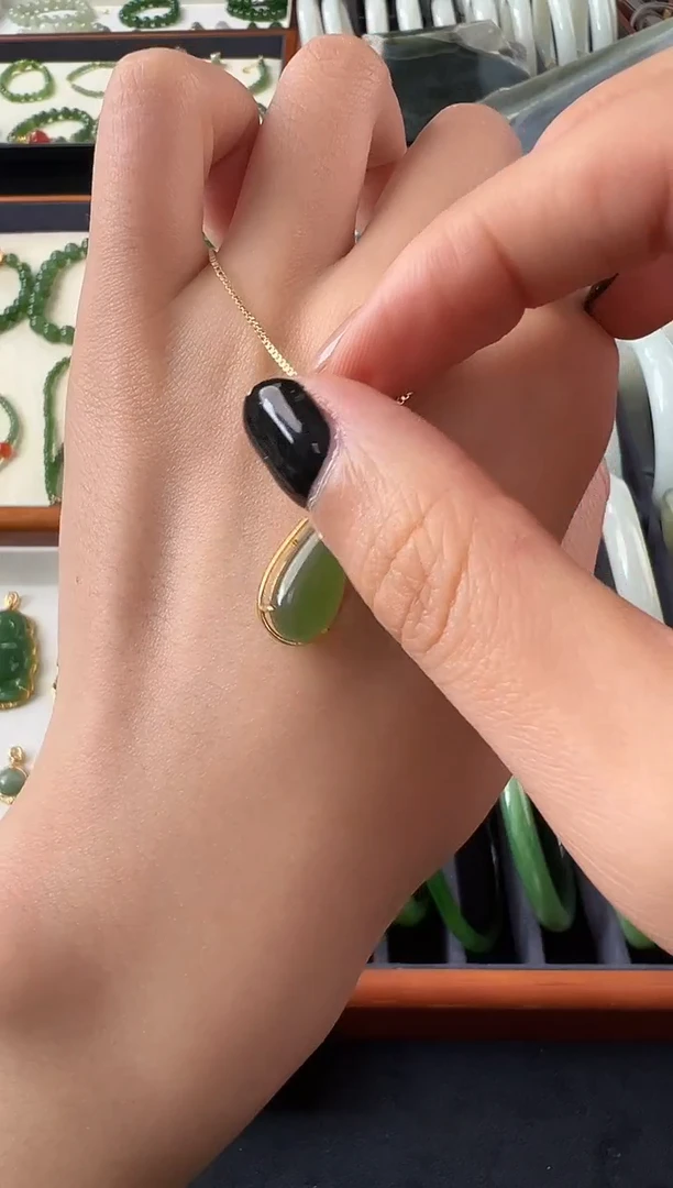 和田玉银S925镶嵌颈饰果绿吊坠