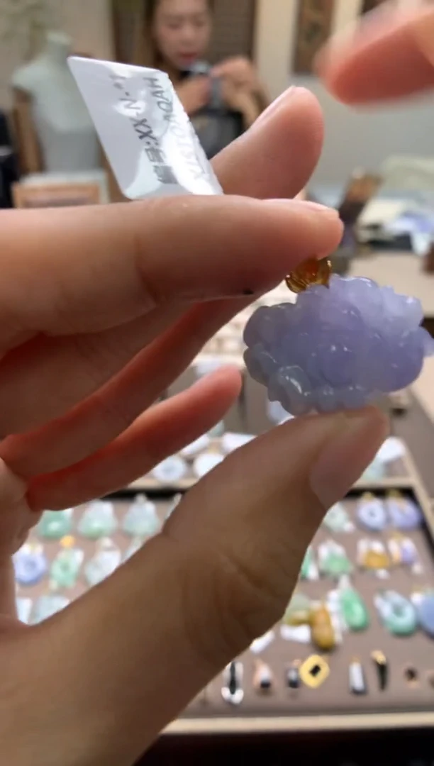 颈饰18K金镶嵌翡翠莲花