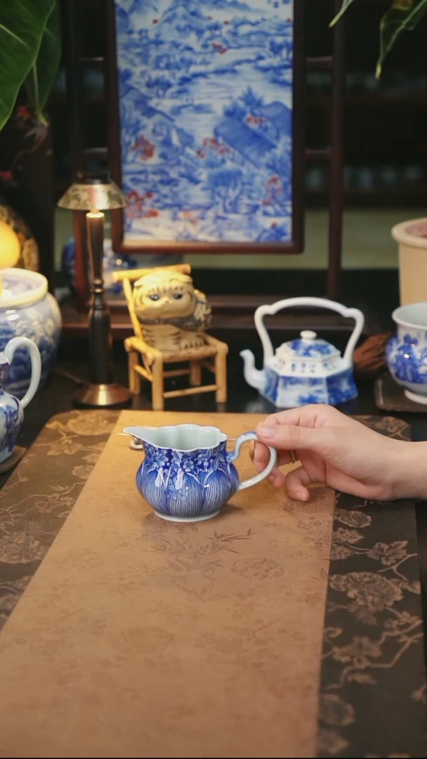 谷子窑莲花花口公道杯