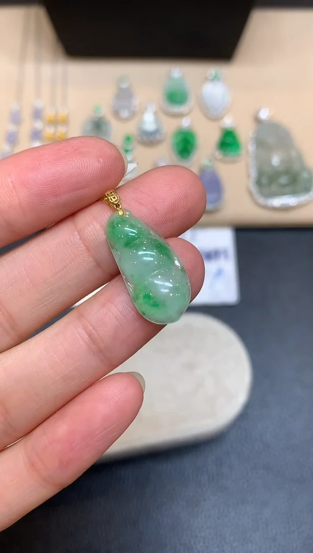 颈饰18K金镶嵌翡翠黄**然福豆【无服务费【48小时鉴赏期】