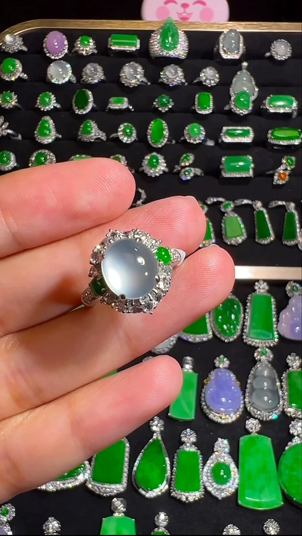 18K金镶嵌挂件翡翠戒指