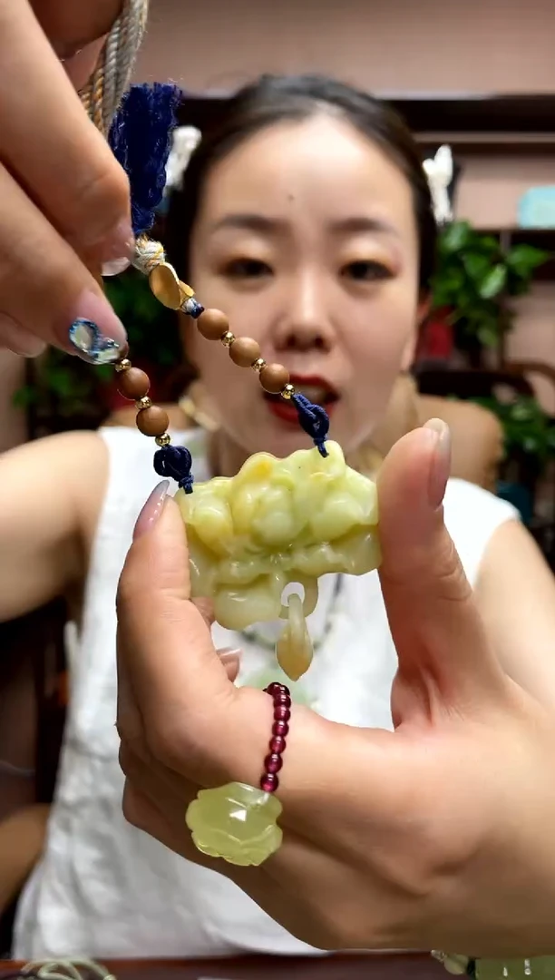 岫玉未镶嵌吊坠·