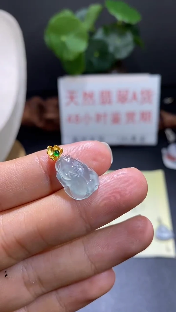 翡翠18K金镶嵌颈饰翡翠吊坠