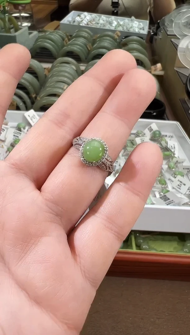 未镶嵌戒指和田玉小**学黑羊洞碧玉戒指