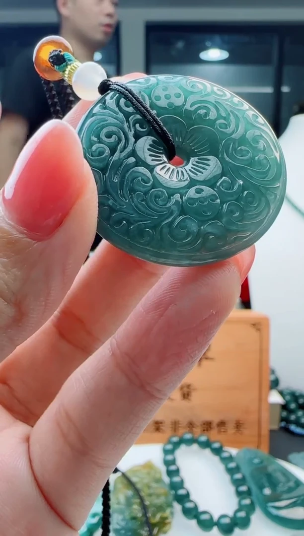 翡翠未镶嵌颈饰多样性发货其中一件