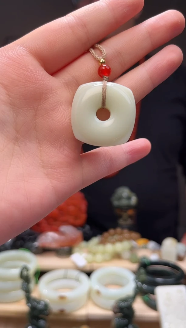 颈饰未镶嵌和田玉吊坠