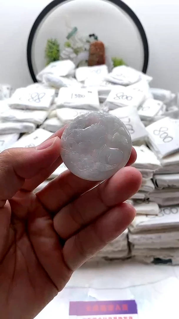 翡翠未镶嵌颈饰九尾狐