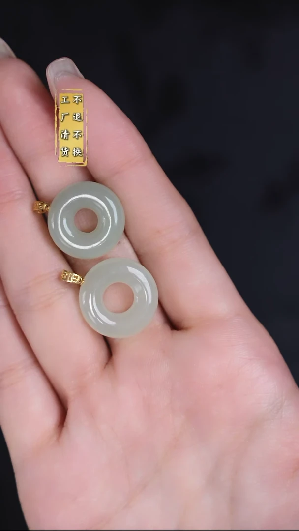 18K金镶嵌和田玉挂件有天然结构多样性发其1