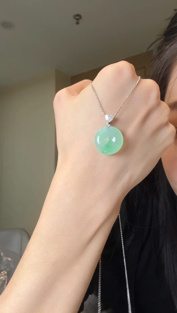 【闪购商品】翡翠吊坠(不含链)18K金镶嵌天然翡翠吊坠