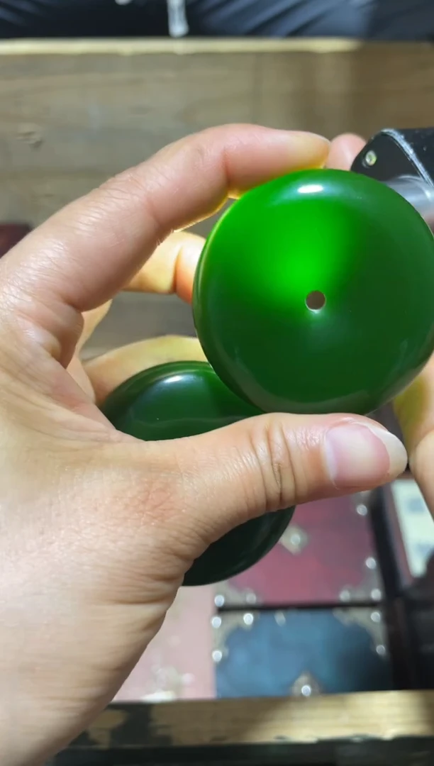 和田玉未镶嵌颈饰菠菜绿平安扣1件