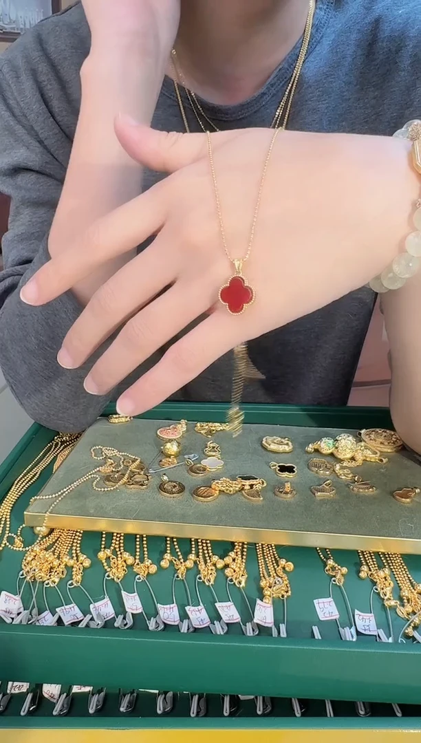 红色四叶草吊坠0.85 （附带礼盒包装）