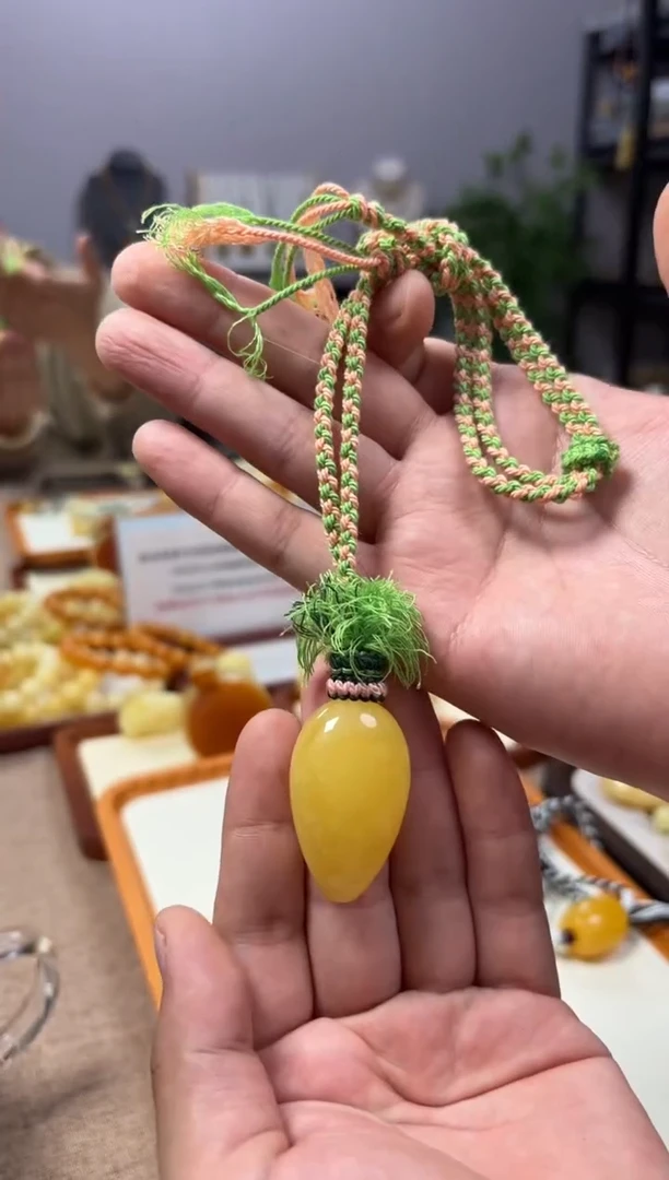 【闪购商品】蜜蜡裸石未镶嵌胡萝卜