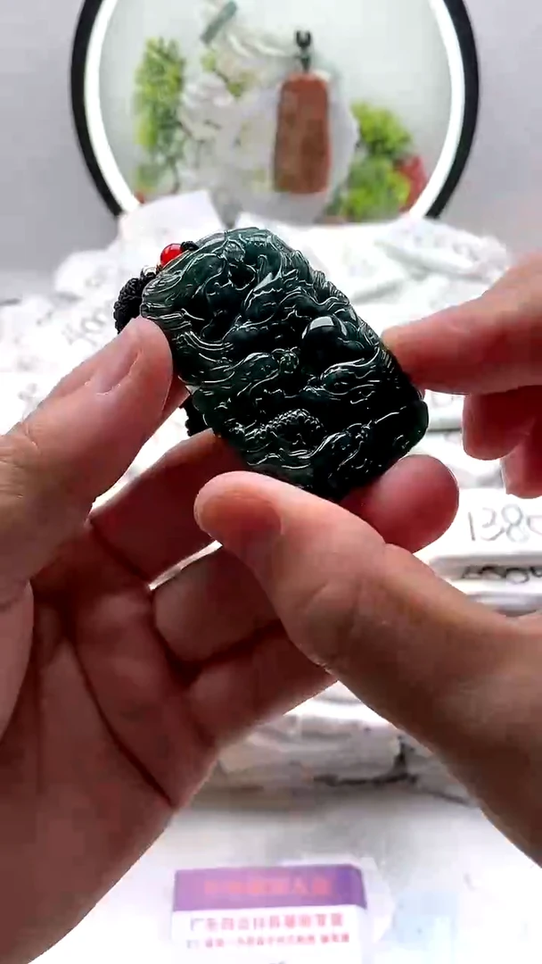 翡翠未镶嵌颈饰九龙牌