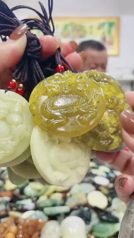 未镶嵌蛇纹石玉吊坠   多样性发货发其中一件